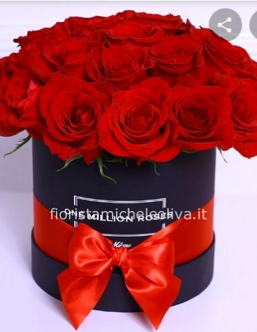 Scatole con rose rosse