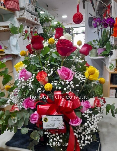 Cesto di rose multicolore