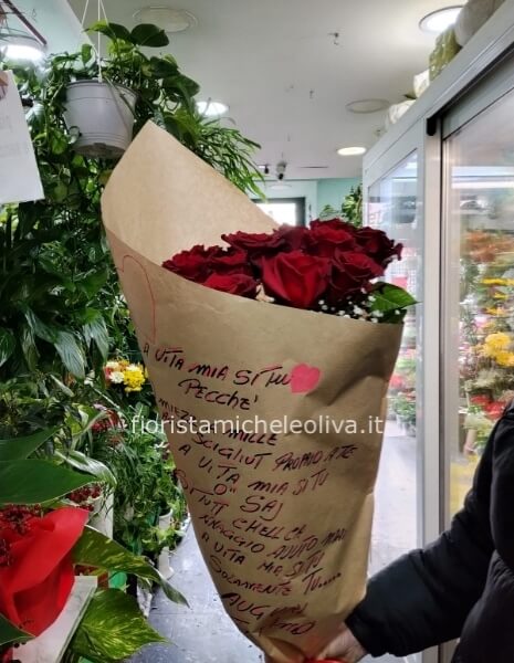 Fascio di 12 rose rosse con scritta