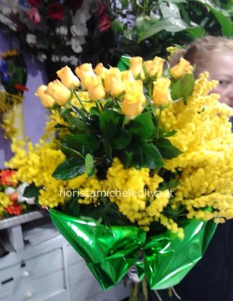 Fascio solare con rose gialle e mimosa
