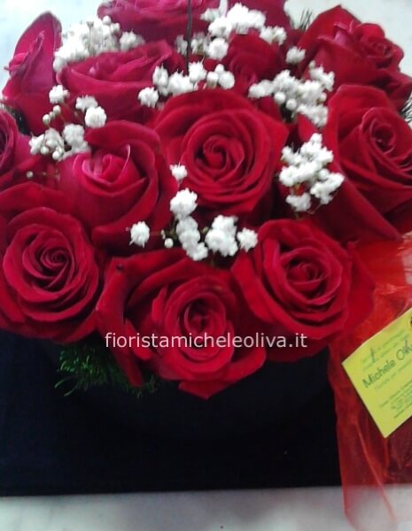 Bouquettando con 12 rose rosse olandese è nebbiolina