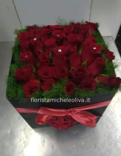 Scatola dell’amore con rose rosse